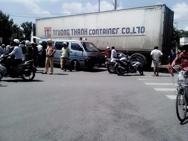 Học sinh lớp 6 bị xe container cán chết trong ngày nhận đồng phục