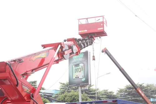 Đến 11 giờ 20 ph&uacute;t, chiếc xe sửa chữa điện mới thu cần cẩu lại