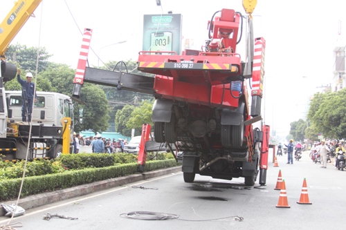 Xe sưa điện... chổng trởi do đổ cần cẩu
