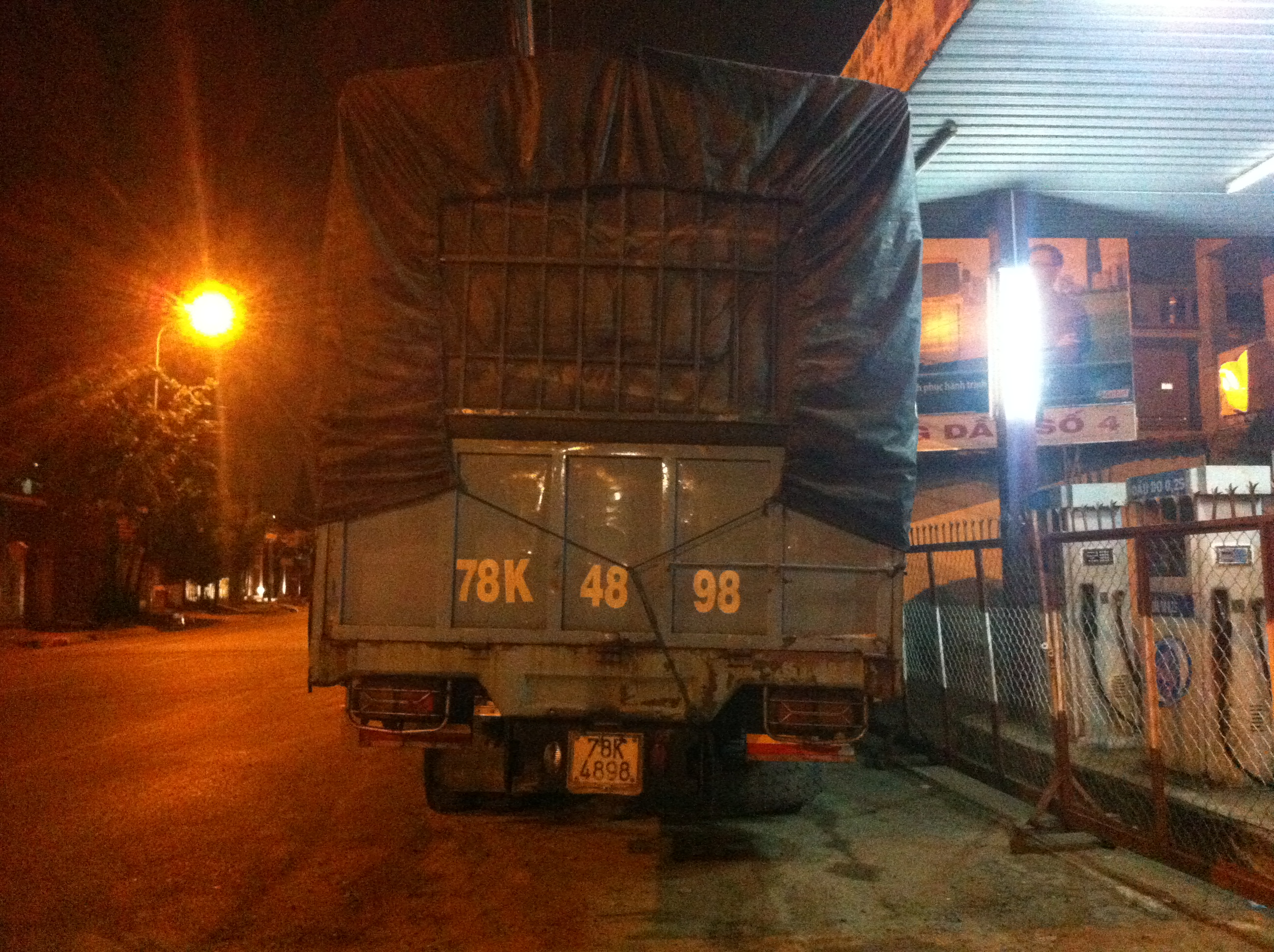 Chờ trạm cân mải xem U19 đá, xe tải lén vượt trạm