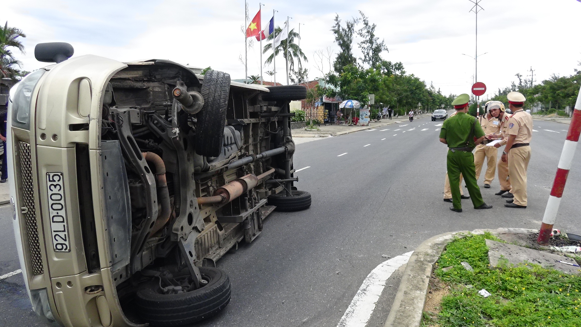 Tránh phụ nữ tâm thần, xe chở khách lật nhào