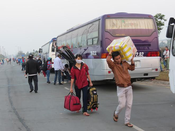 Khệ nệ mang qu&agrave; Tết về qu&ecirc;