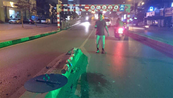 Biển b&aacute;o nằm rạp xuống đường sau c&uacute; t&ocirc;ng của chiếc xế hộp