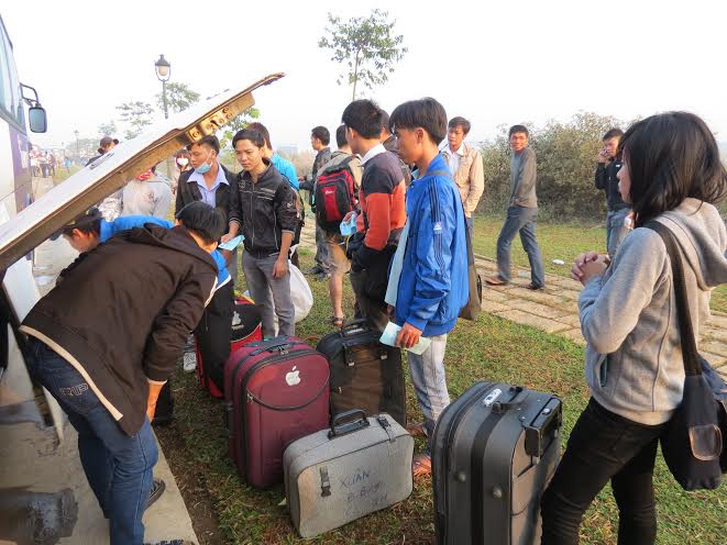 Tất bật chất hành lý lên xe
