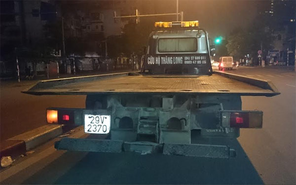 Xe cứu hộ tới hiện trường để giải cứu xế hộp mắc kẹt tr&ecirc;n dải ph&acirc;n c&aacute;ch
