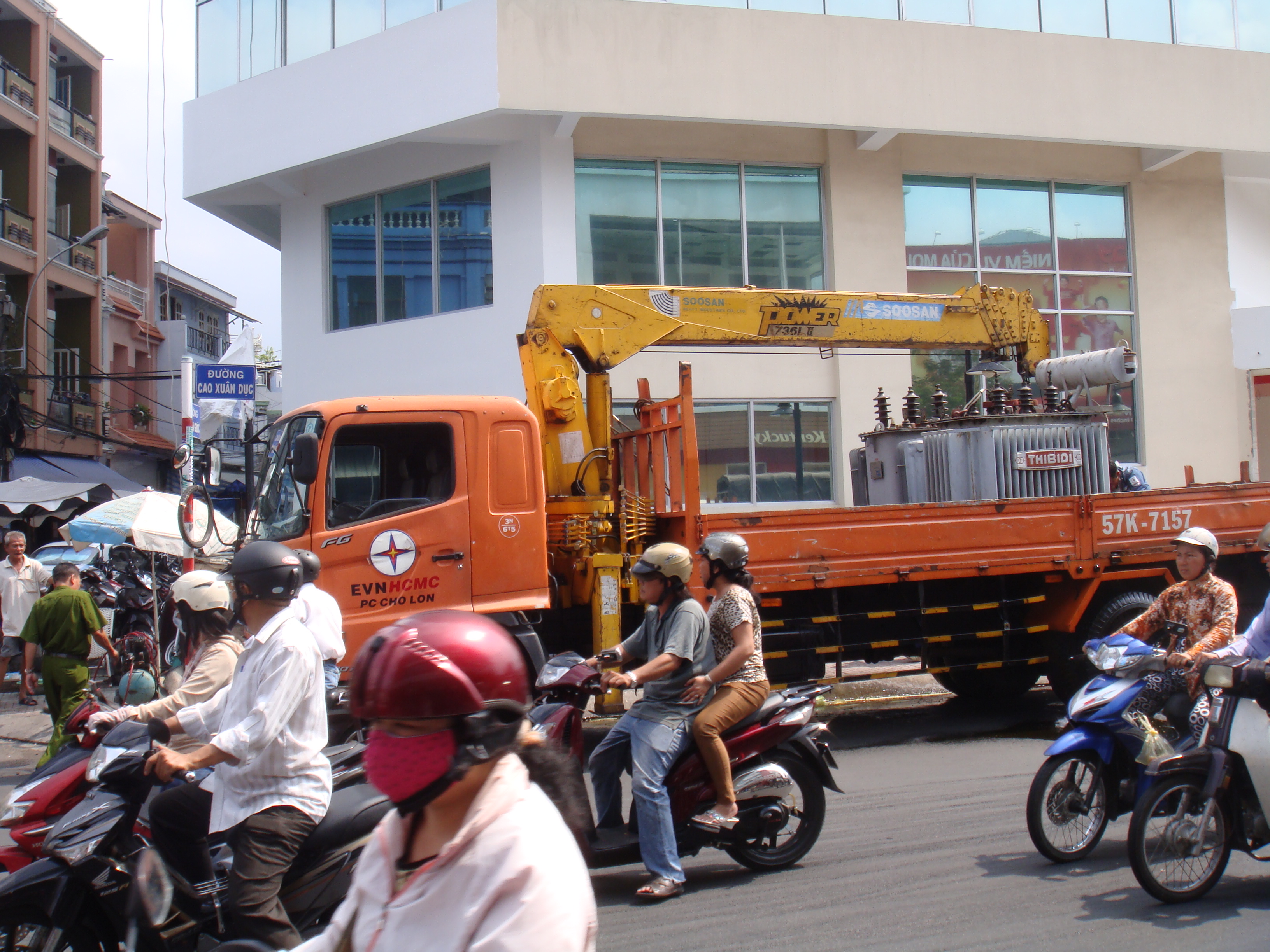 Xe cẩu chảy nhớt, hàng loạt xe máy té dính chùm