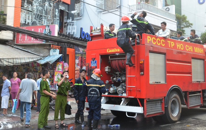 Lực lượng chữa ch&aacute;y triển khai dập lửa v&agrave;o chiều 31-3. Ảnh: T&Acirc;N TI&Ecirc;́N