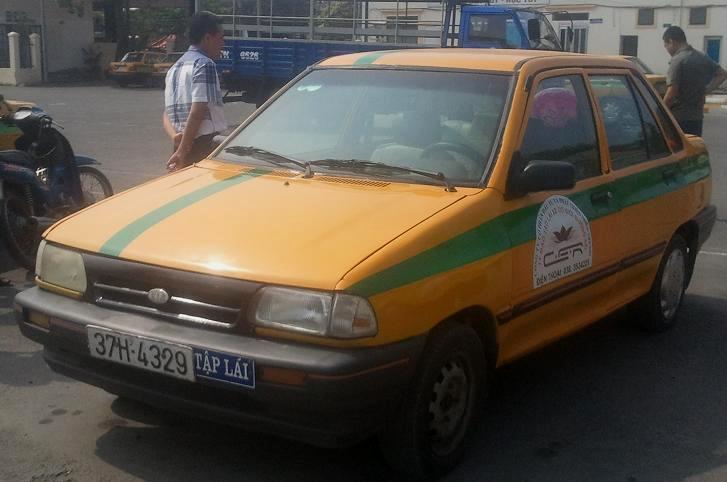 Xe ôtô tập lái gây tai nạn rồi bỏ chạy