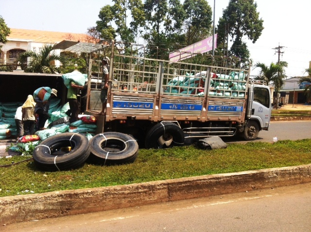 Bốc h&agrave;ng sang xe kh&aacute;c để giải tỏa hiện trường.