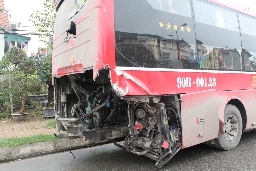 Xe kh&aacute;ch B&igrave;nh Giang 90B - 001.23 bị hư hỏng phần đu&ocirc;i sau, h&agrave;nh kh&aacute;ch tr&ecirc;n xe may mắn tho&aacute;t nạn
