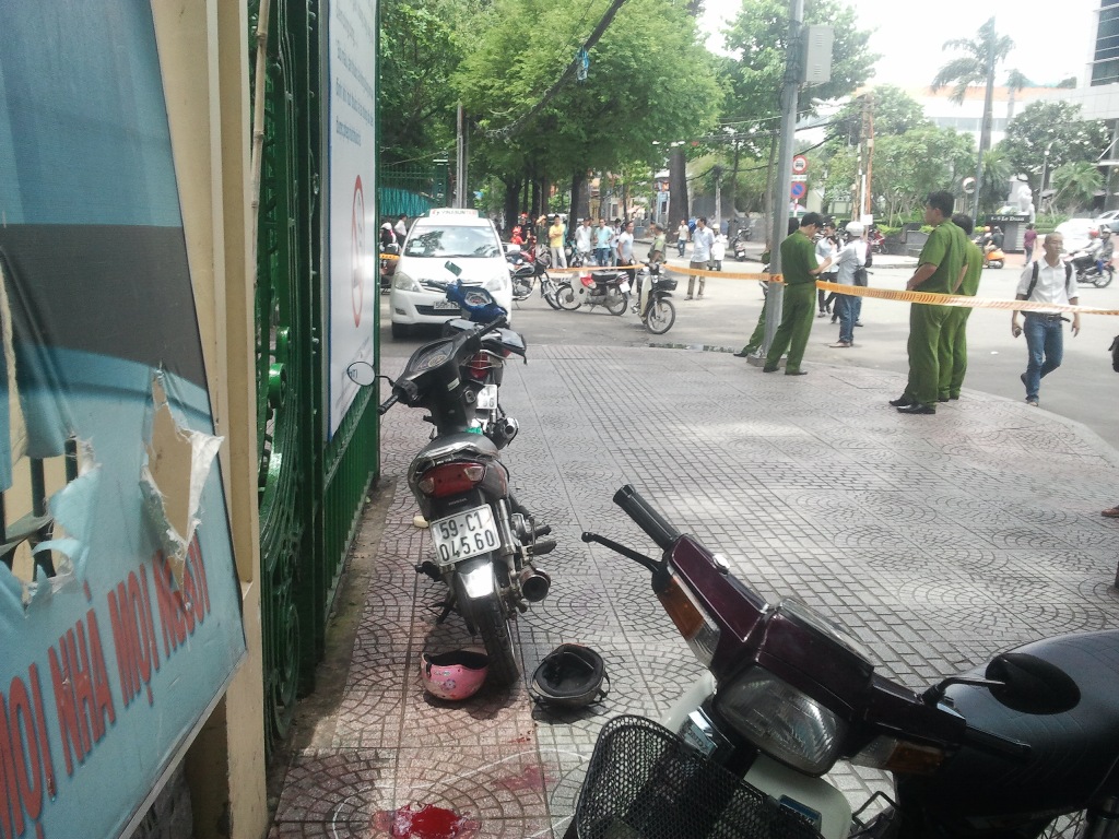 Xe máy nơi ông Lợi ngồi chờ khách trước cổng Thảo Cầm viên cách khá xa nơi taxi tài xế Vinh đậu, nhưng ông Lợi cho rằng taxi đậu choán chỗ, sau đó cãi nhau và ông Lợi bị đâm chết.