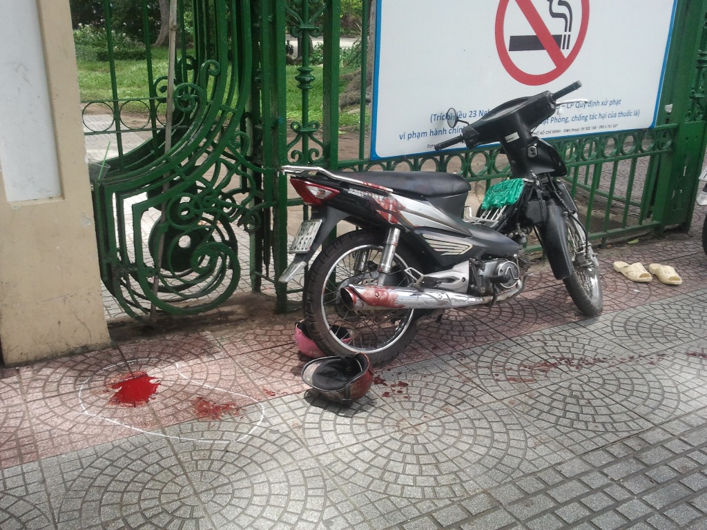 Chiếc xe máy nơi ông Lợi dựng ngồi chờ khách.