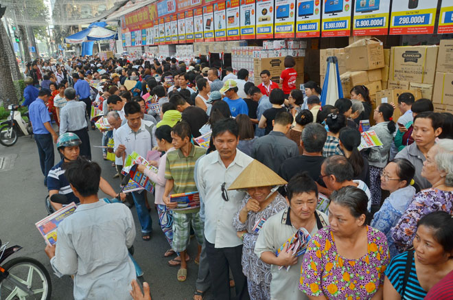 H&agrave;ng ng&agrave;n người đ&atilde; đứng xếp h&agrave;ng từ s&aacute;ng sớm để được mua h&agrave;ng giảm gi&aacute;