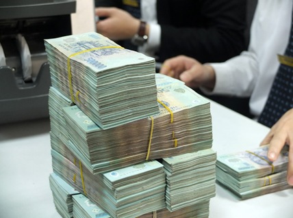 Khách hàng sắp thêm nặng gánh khi nộp tiền vào tài khoản