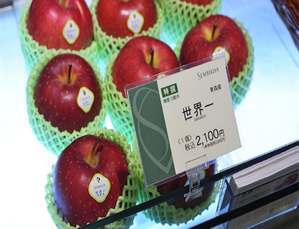 Tại c&aacute;c si&ecirc;u thị, mỗi tr&aacute;i t&aacute;o Sekai-ichi của Nhật Bản được b&aacute;n với gi&aacute; 21 USD (tương đương khoảng 420.000 đồng). Trong tiếng Nhật, Sekai-ichi được hiểu l&agrave; &ldquo;tốt nhất thế giới&rdquo;, nhờ được rửa bằng mật ong v&agrave; đ&oacute;ng g&oacute;i bằng tay để giữ độ thanh m&aacute;t.