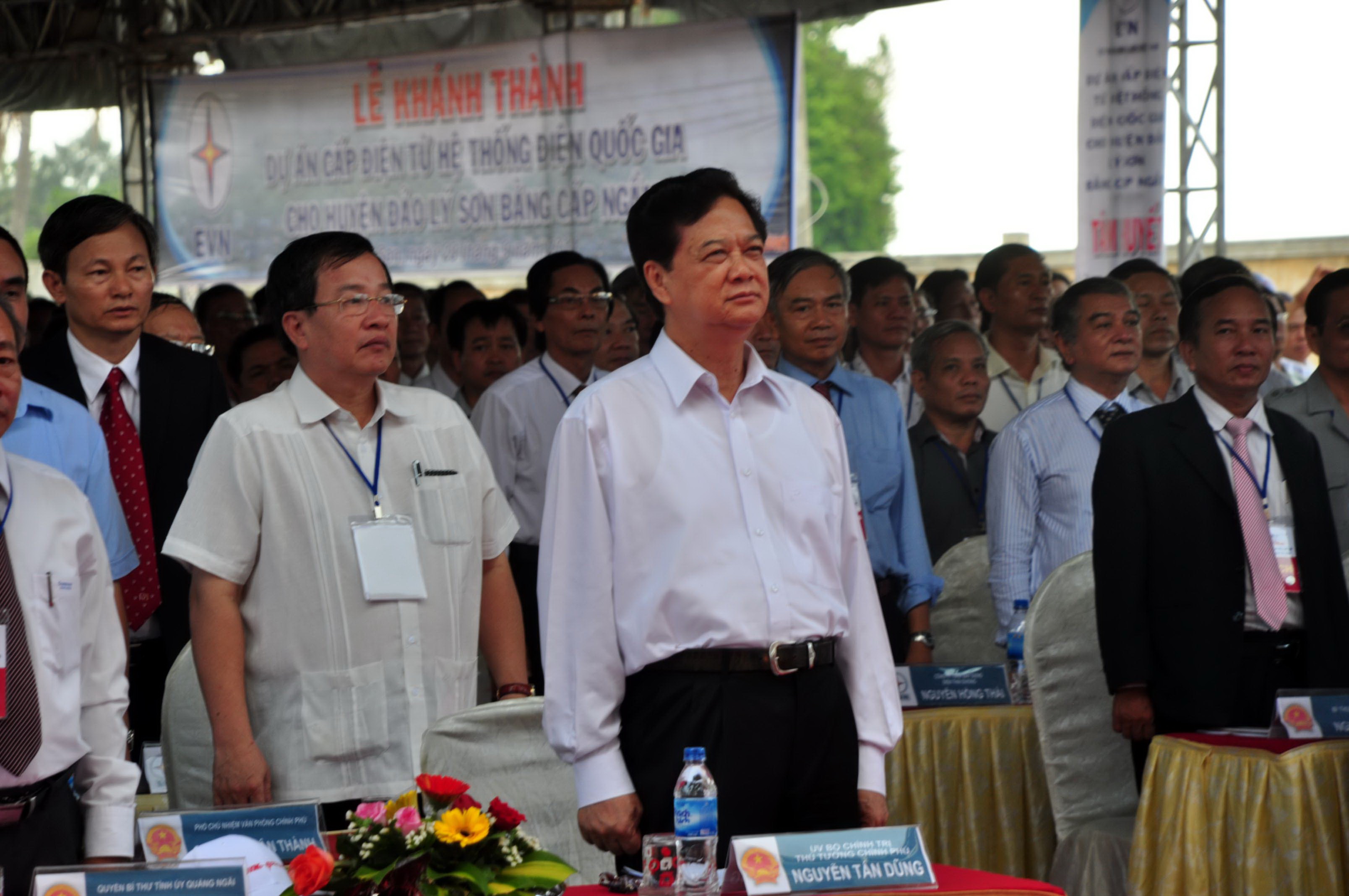 Thủ tướng Ch&iacute;nh phủ Nguyễn Tấn Dũng c&ugrave;ng nhiều l&atilde;nh đạo c&aacute;c cấp, ng&agrave;nh l&agrave;m&nbsp;lễ ch&agrave;o cờ.