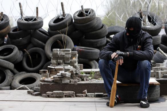 C&aacute;c cuộc biểu t&igrave;nh th&acirc;n Nga vẫn diễn ra ở miền Đ&ocirc;ng Ukraine. Ảnh: Reuters