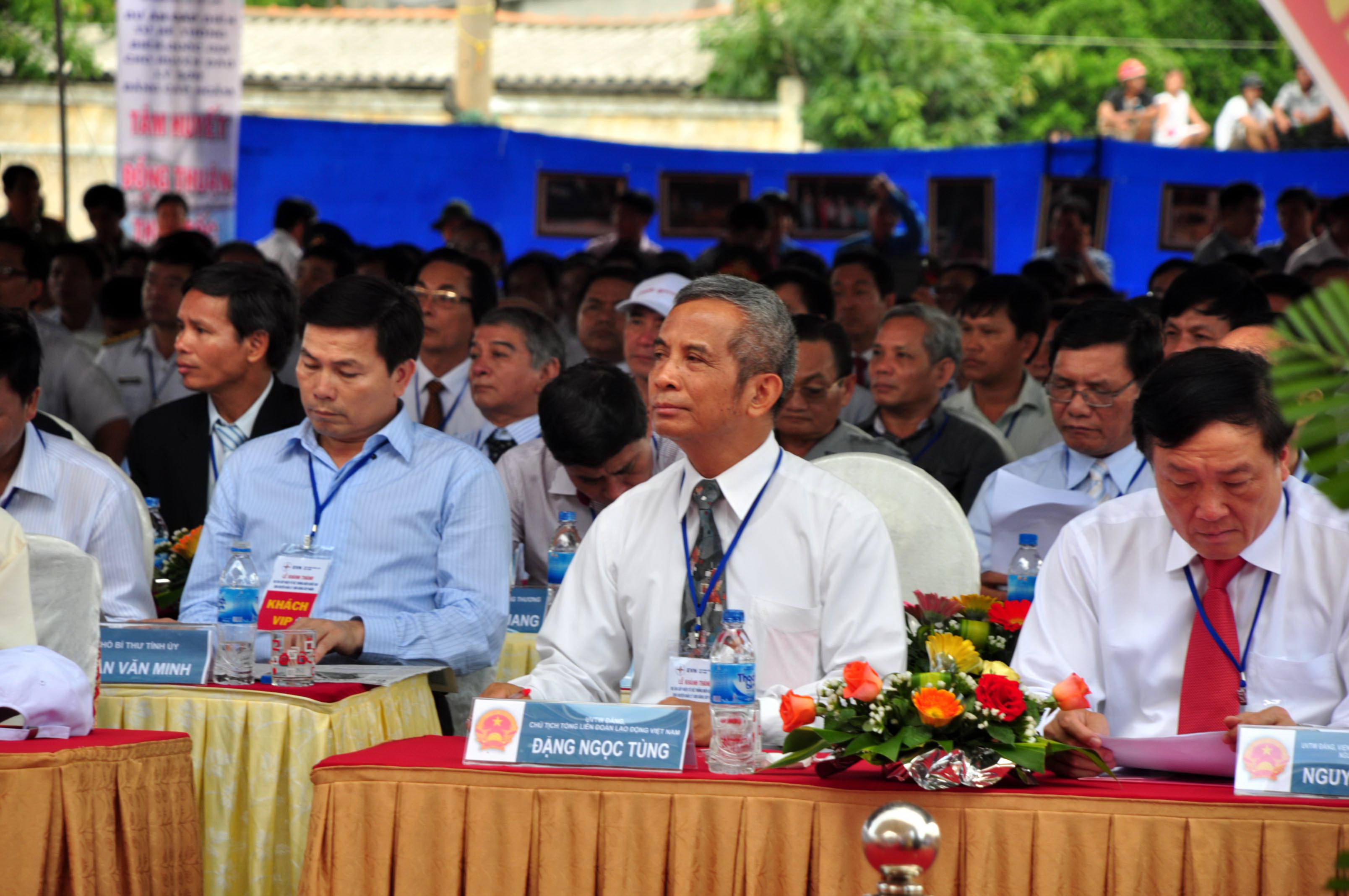 Chủ tịch Tổng li&ecirc;n đo&agrave;n lao động Việt Nam Đặng Ngọc T&ugrave;ng cũng về tham dự lễ kh&aacute;nh th&agrave;nh dự &aacute;n cấp điện cho huyện đảo L&yacute; Sơn bằng c&aacute;p ngầm