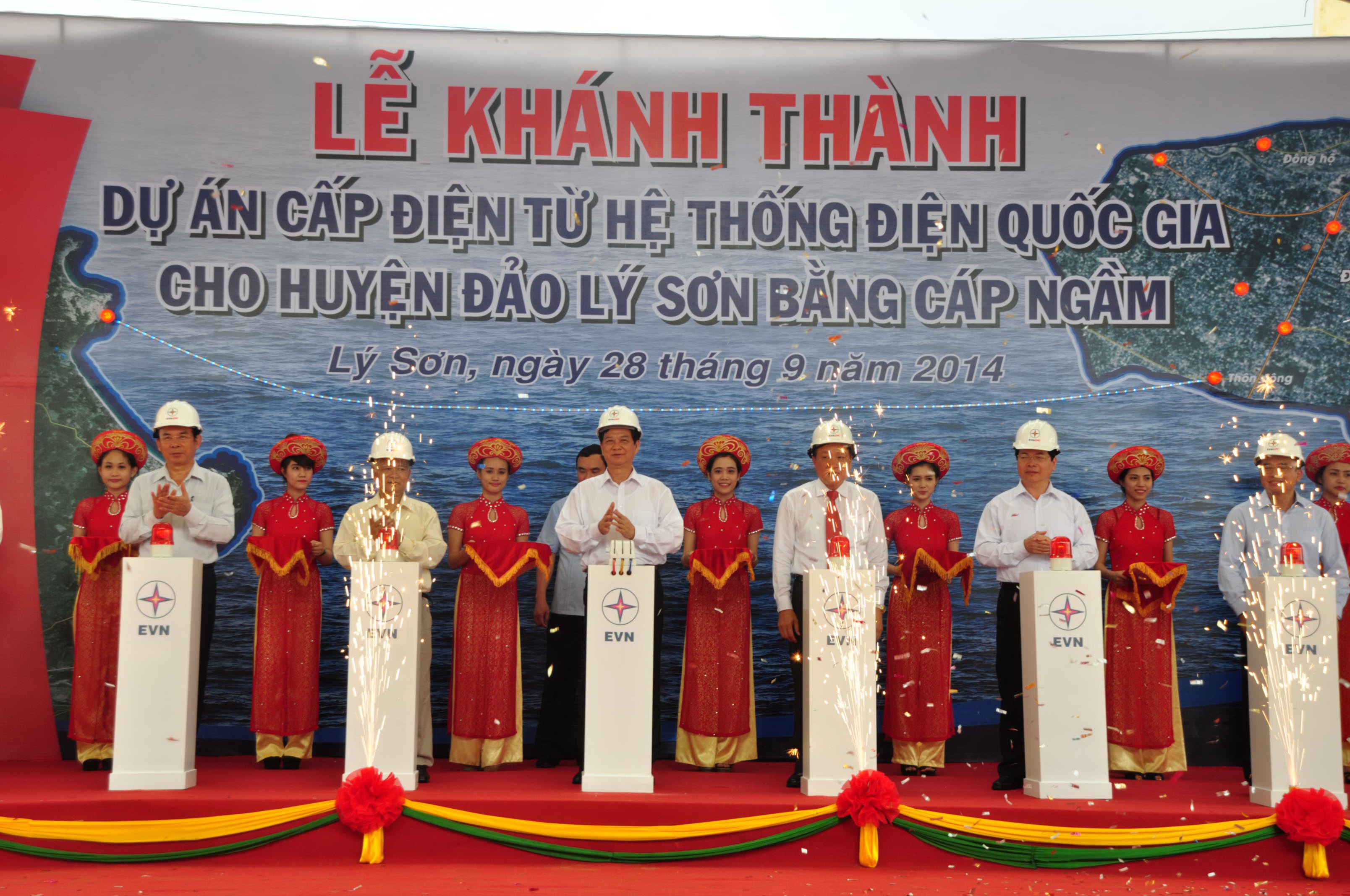 Thủ tướng Ch&iacute;nh phủ Nguyễn Tấn Dũng c&ugrave;ng một số đại biểu thực hiện nghi thức k&eacute;o cầu dao cấp điện L&yacute; Sơn
