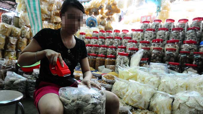 Mặt h&agrave;ng yến kh&ocirc;ng thương hiệu, nh&atilde;n m&aacute;c được b&aacute;n kh&aacute; rẻ ở chợ B&igrave;nh T&acirc;y (TP HCM) - Ảnh: T.Thắng