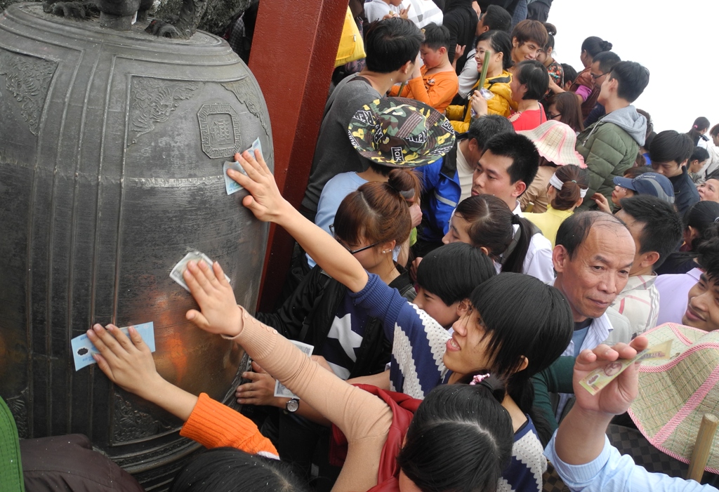 Cọ tiền v&agrave;o chu&ocirc;ng đồng cầu may