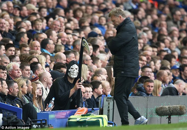 “Thần chết” đeo đuổi HLV Moyes