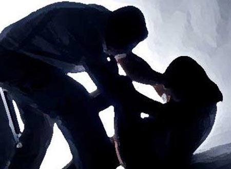 Yêu râu xanh lôi nữ sinh xuống bờ sông giở trò đồi bại