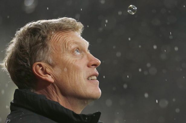 CĐV M.U thuê máy bay “không kích” HLV Moyes
