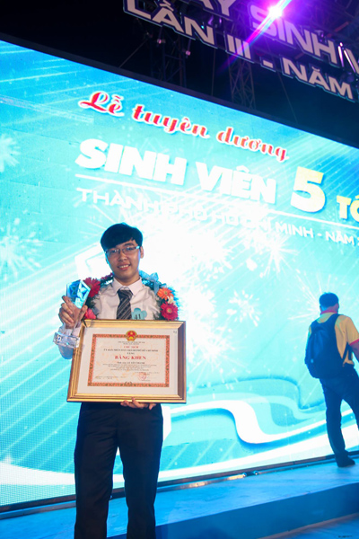 Thợ săn giải thưởng từng khiến bố mẹ lo lắng v&igrave; suốt ng&agrave;y ngồi trước m&aacute;y t&iacute;nh
