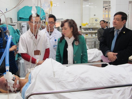 Bộ trưởng Tiến thăm bệnh nh&acirc;n đang cấp cứu tại bệnh viện Việt Đức