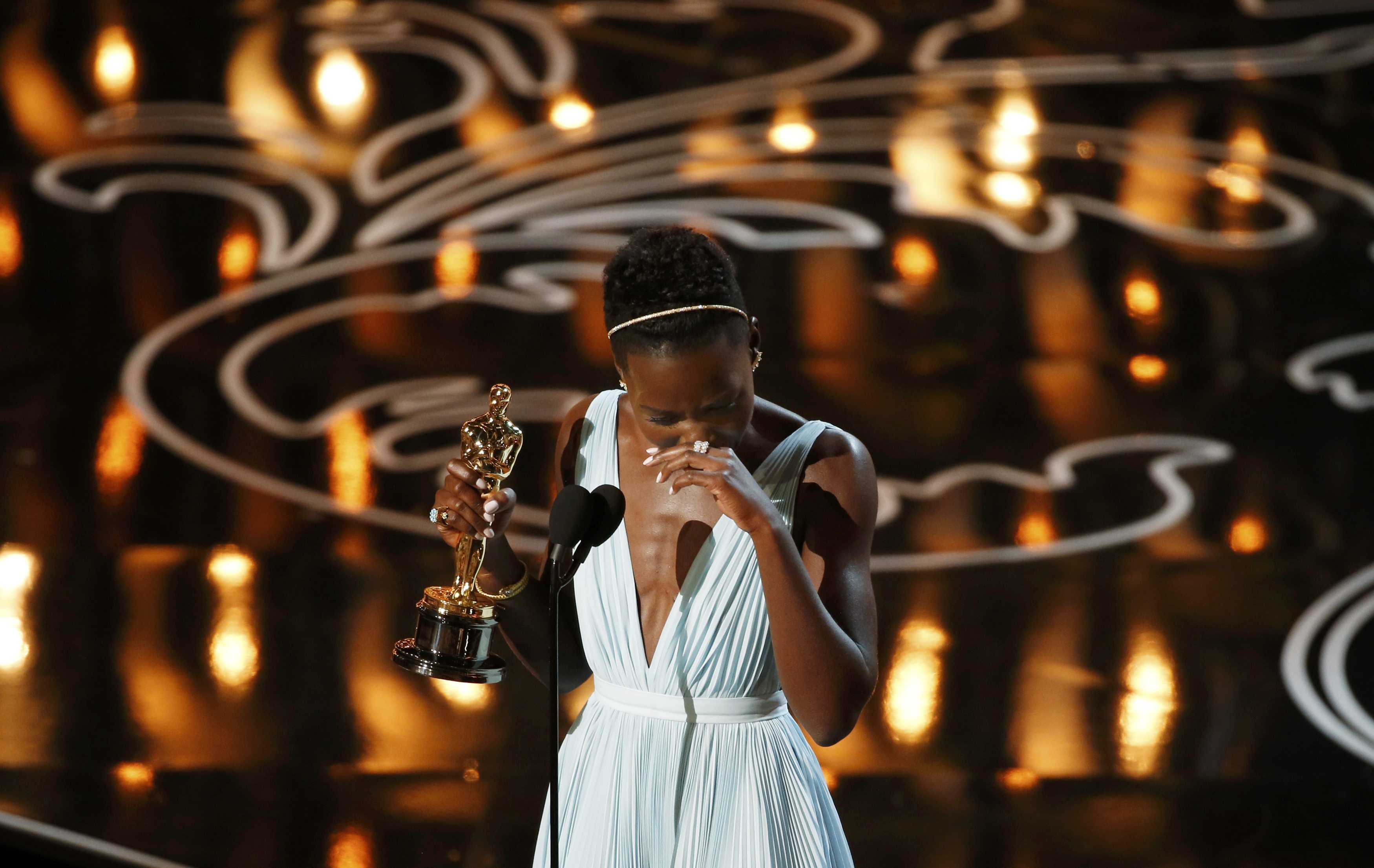 Lupita Nyongo xúc động trên sân khấu
