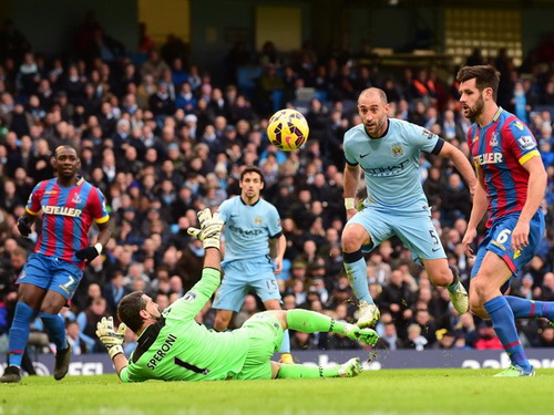 Hậu vệ Zabaleta tham gia tấn công trước cầu môn Crystal Palace