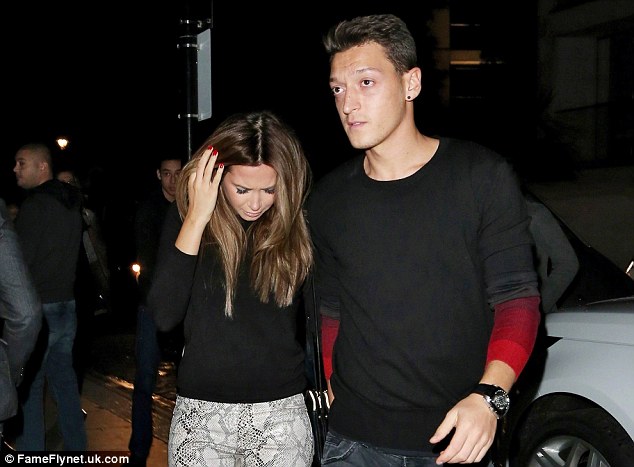 Ozil v&agrave; bạn g&aacute;i Mandy Capristo