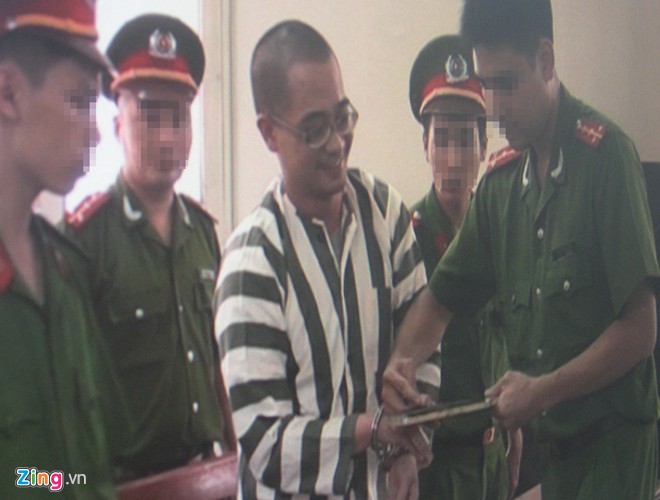Khi thời khắc thi h&agrave;nh &aacute;n chỉ c&ograve;n t&iacute;nh bằng ph&uacute;t, Nghĩa tỏ ra b&igrave;nh tĩnh hơn người bạn t&ugrave; đ&atilde; ra đi trước đ&oacute;. C&oacute; l&uacute;c anh ta nở nụ cười. Ảnh: Zing