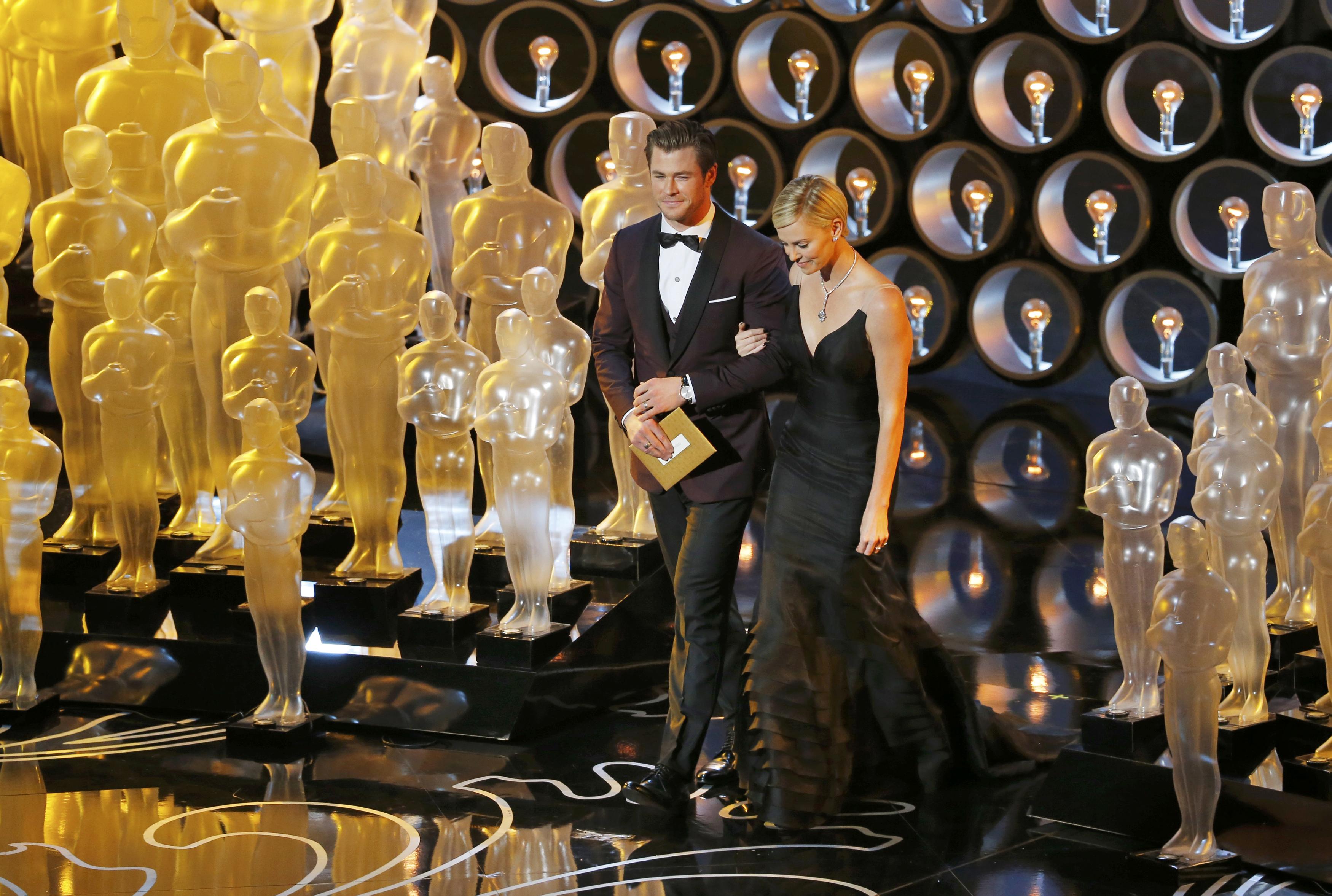 Charlize Theron và Chris Hemsworth