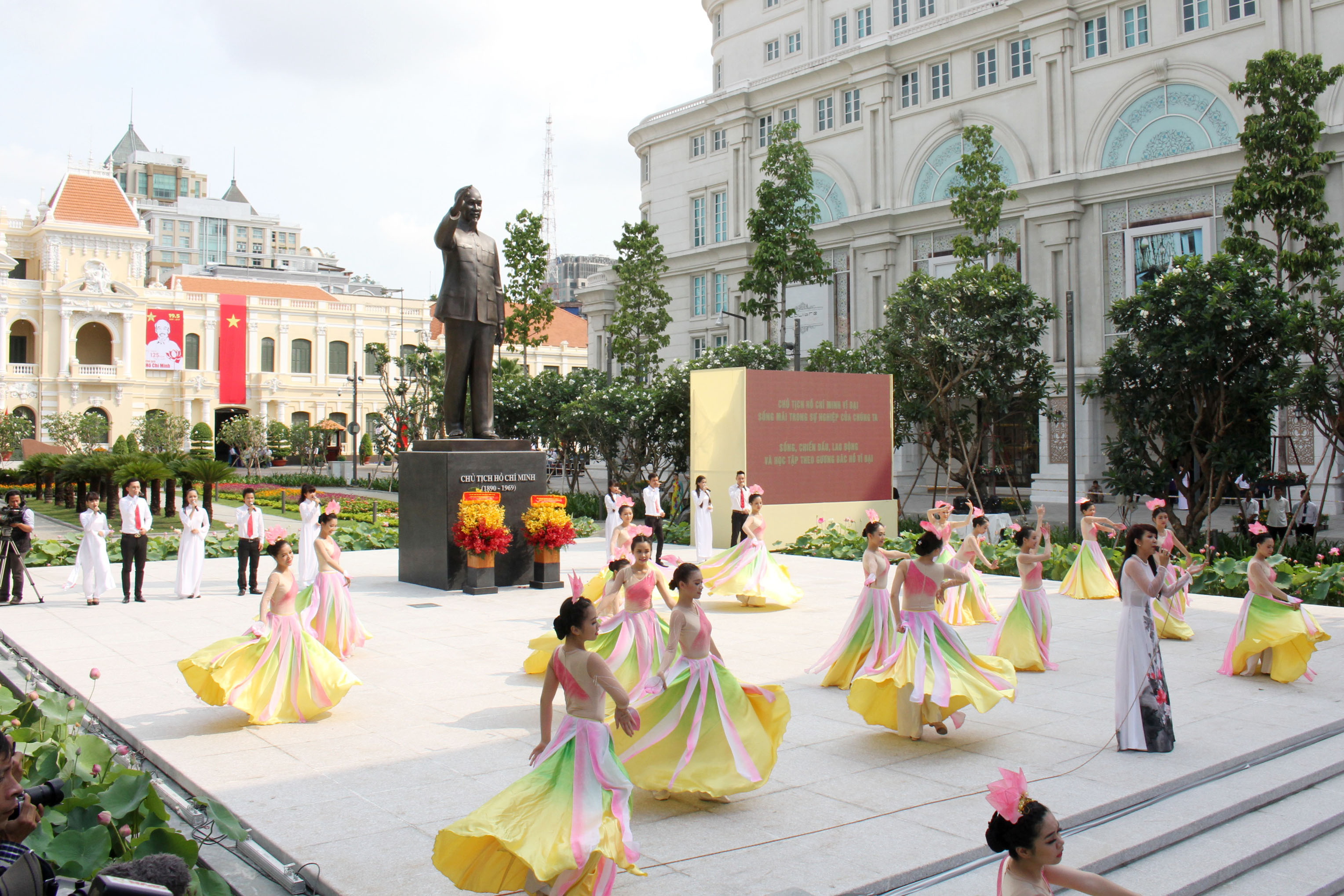 Hoạt động văn nghệ ch&agrave;o mừng kh&aacute;nh th&agrave;nh Tượng đ&agrave;i B&aacute;c