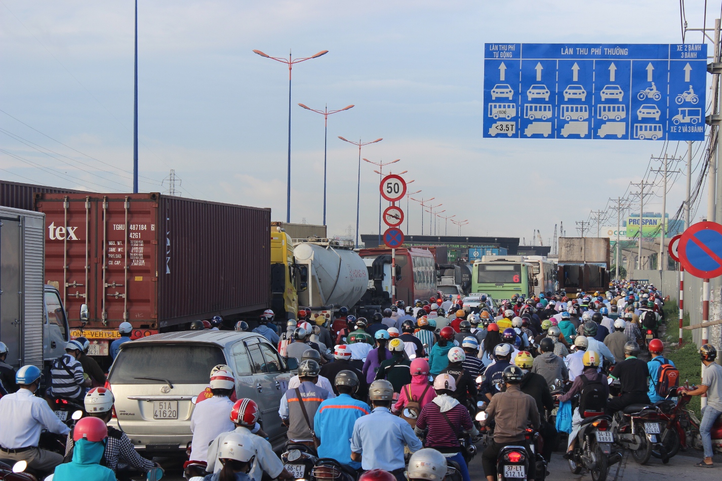 Tr&ecirc;n Xa lộ H&agrave; Nội, kẹt xe nghi&ecirc;m trọng bắt đầu xảy ra từ 6 giờ s&aacute;ng tại đoạn qua tramgj thu ph&iacute;, k&eacute;o d&agrave;i đến qu&aacute; ng&atilde; ba C&aacute;t L&aacute;i (quận 2). H&agrave;ng ng&agrave;n phương tiện đứng ch&ocirc;n ch&acirc;n, trễ giờ l&agrave;m...