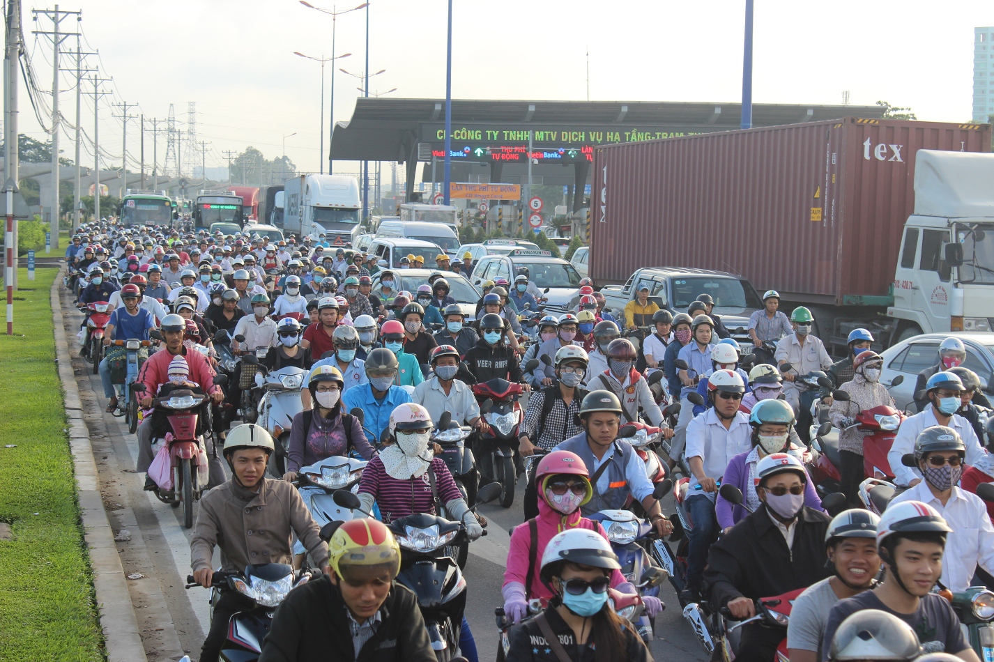 D&ograve;ng xe m&aacute;y xếp h&agrave;ng, nh&iacute;c từng ch&uacute;t một để di chuyển qua trạm thu ph&iacute; tr&ecirc;n xa lộ H&agrave; Nội. Nhiều người sợ trễ giờ l&agrave;m phải luồn l&aacute;ch hoặc băng ngang đầu xe &ocirc; t&ocirc; g&acirc;y n&ecirc;n t&igrave;nh trạng giao th&ocirc;ng hỗn loạn v&agrave; nguy cơ tai nạn rất cao