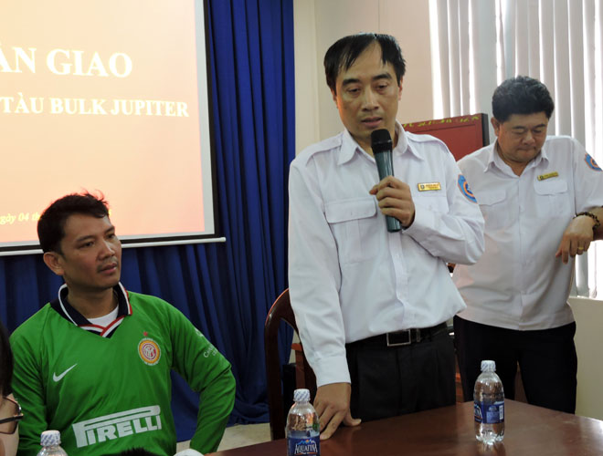 &Ocirc;ng Nguyễn Anh Vũ &ndash; tổng gi&aacute;m đốc VMRCC, ph&aacute;t biểu khi b&agrave;n giao c&aacute;c thuyền vi&ecirc;n của T&agrave;u Bulk Jupiter