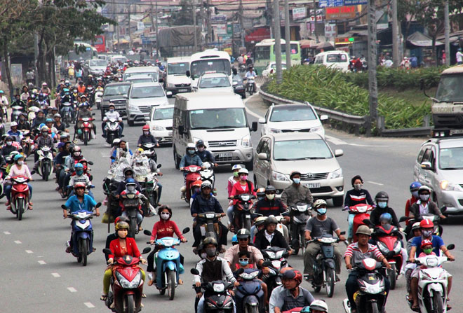 Sau dịp Tết Dương lịch, nhiều người d&acirc;n miền T&acirc;y &ugrave;n &ugrave;n k&eacute;o l&ecirc;n TP HCM để l&agrave;m việc, học tập.