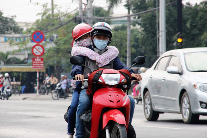 Thời tiết m&aacute;t mẻ nhưng tr&ecirc;n khu&ocirc;n mặt nhiều người vẫn tỏ vẻ mệt mỏi.