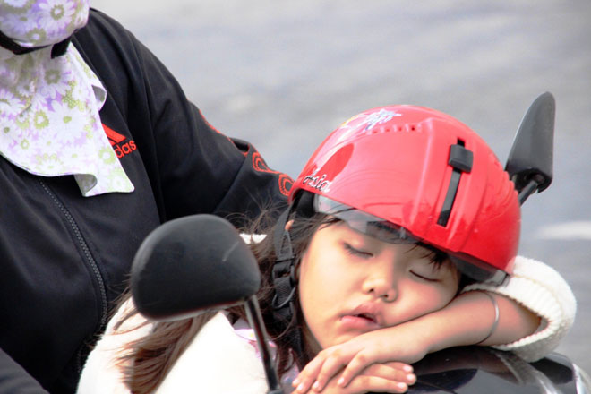 Em b&eacute; ngủ gục ngay tr&ecirc;n xe v&igrave; qu&aacute; mệt.
