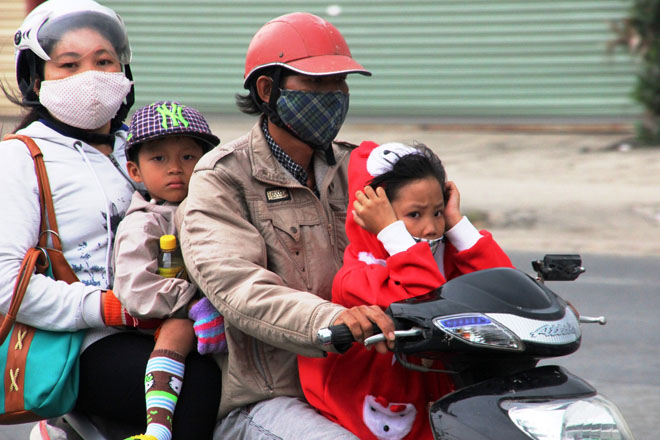Nhiều xe m&aacute;y chở đ&ocirc;ng người k&egrave;m theo lỉnh kỉnh đồ đạc hết sức nguy hiểm.