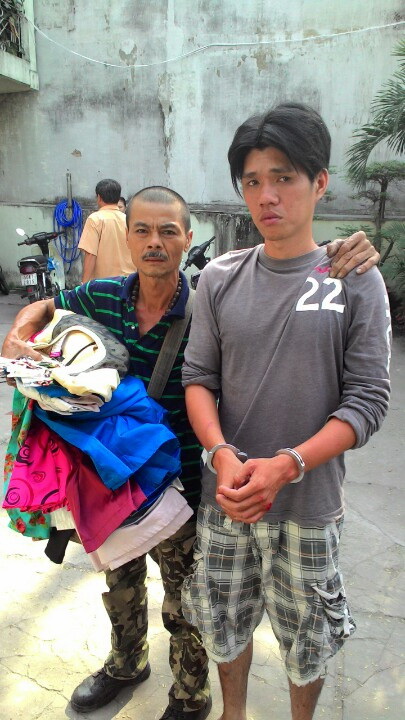&ldquo;Hiệp sĩ&rdquo; Trần Văn Ho&agrave;ng (b&ecirc;n tr&aacute;i) v&agrave; đối tượng Dũng.