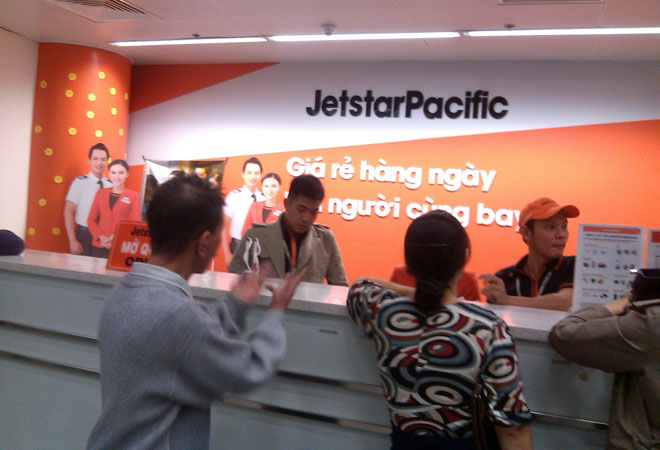 H&agrave;nh kh&aacute;ch đến khiếu nại v&agrave; đ&ograve;i lại tiền v&eacute; tại quầy đại diện của Jetstar
