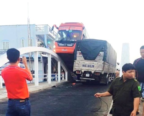 Bánh trước bên phải xe khách Phương Trang leo lên lan can thành cầu hình vòng cung.