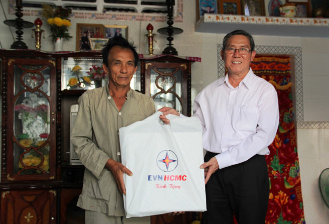 Đại diện EVN HCMC trao quyết định nh&agrave; t&igrave;nh nghĩa, qu&agrave; cho người d&acirc;n ở x&atilde; đảo Thạnh An.