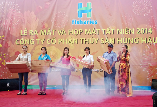 Trao qu&agrave; cho c&ocirc;ng nh&acirc;n trong buỗi lễ ra mắt c&ocirc;ng ty.