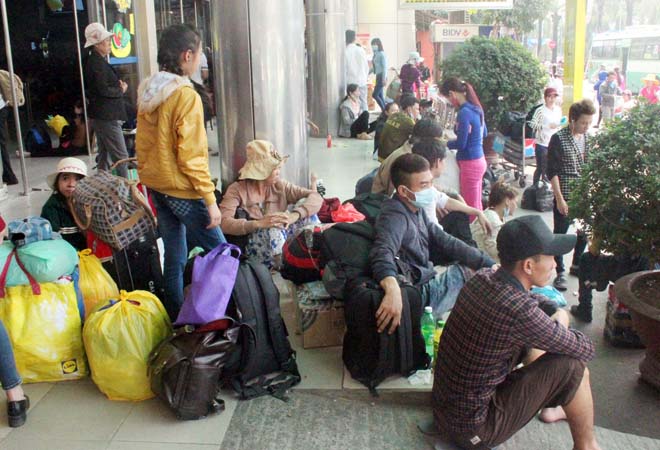 Tại bến xe miền Đ&ocirc;ng, h&agrave;ng ng&agrave;n h&agrave;nh kh&aacute;ch vật vờ chờ l&ecirc;n xe nhưng rất nhiều xe về bến trễ