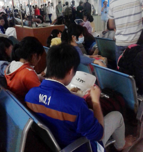 Tranh thủ ăn vội hộp cơm trước khi l&ecirc;n xe.
